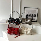 Fashionable shoulder handbag