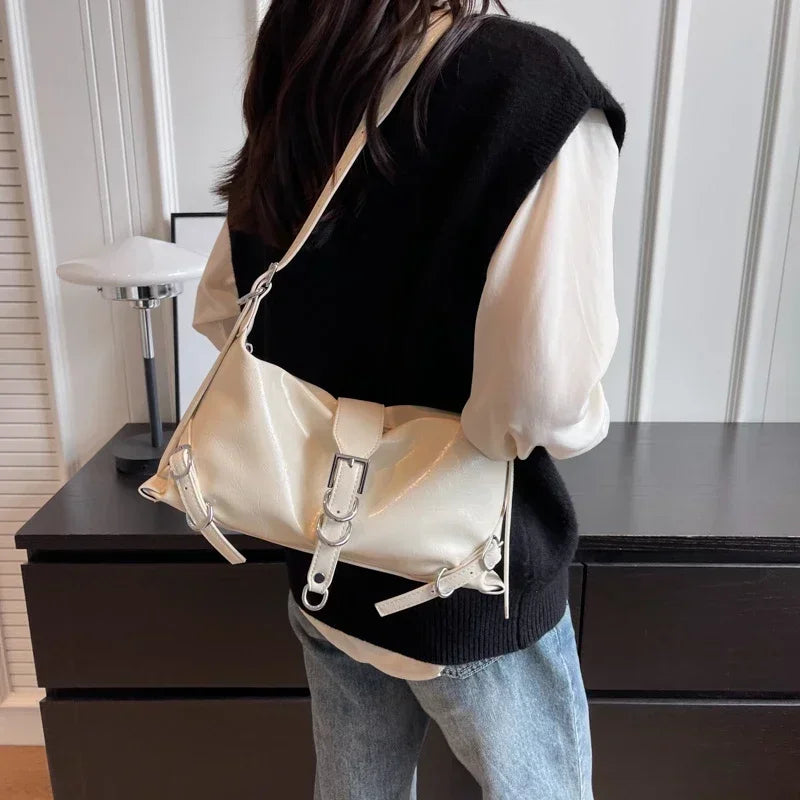 Fashionable shoulder handbag