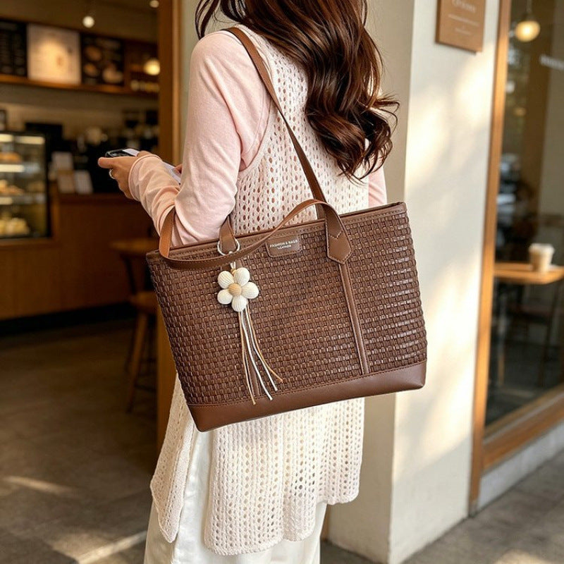 Fashionable tote bag with textured design