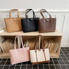 Fashionable tote bag with textured design