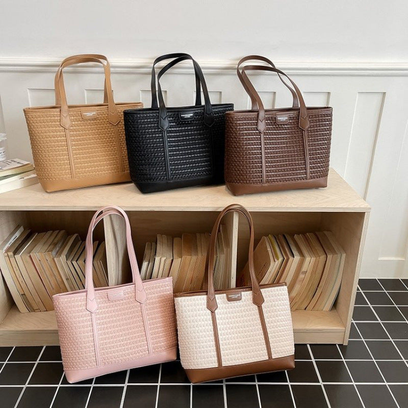 Fashionable tote bag with textured design