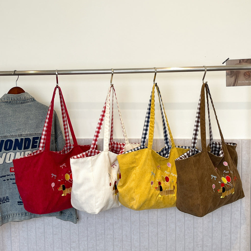 Cotton bag with playful dog motif