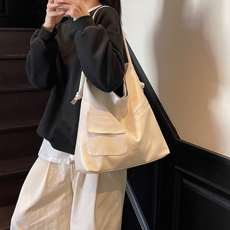Casual tote bag with practical front pockets