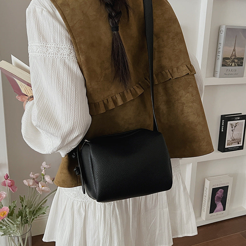 Women’s shoulder bag in modern design with structured surface-https://detail.1688.com/offer/1023065663095.html-Calm Wears-Black-nothing-Calm Wears