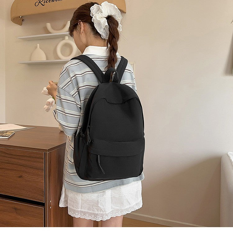 Leisure backpack with flexible side pockets and clear structure