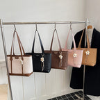 Fashionable tote bag with textured design