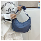 Comfortable shoulder bag with practical compartments