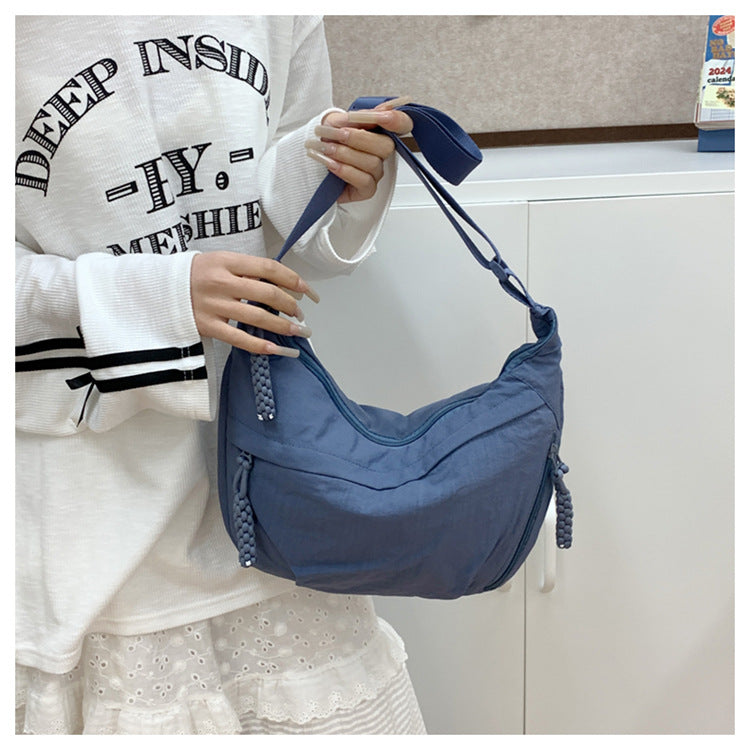 Comfortable shoulder bag with practical compartments