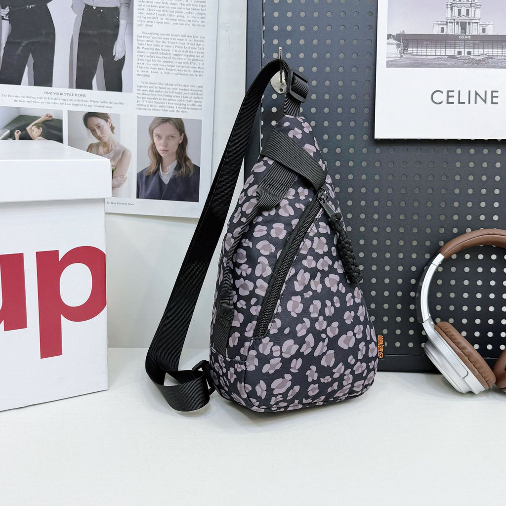 Crossbody bag with leopard print