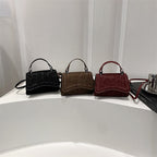 Ladies' mini handbag in retro style with removable shoulder strap