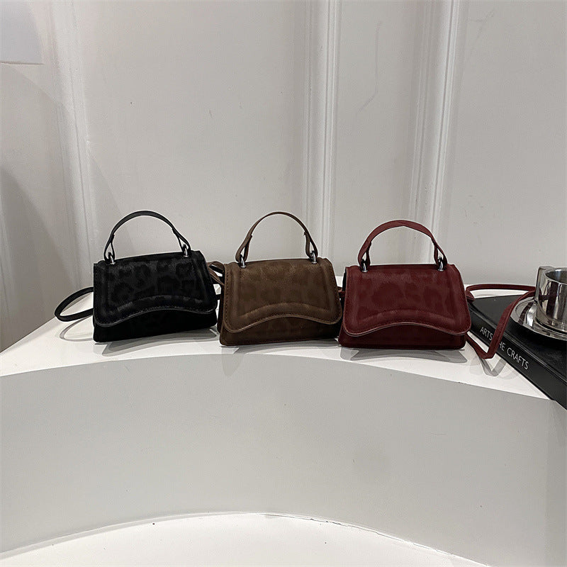 Ladies' mini handbag in retro style with removable shoulder strap