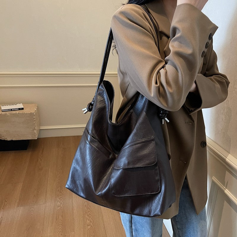 Casual tote bag with practical front pockets
