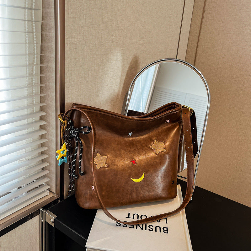 Shoulder bag with charming applications
