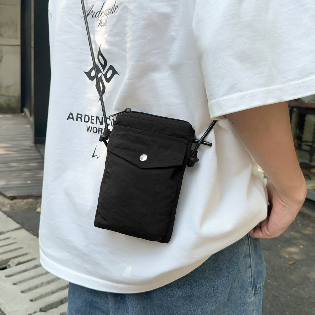 Practical Shoulder Bag with Water-Repellent Material and Adjustable Shoulder Strap