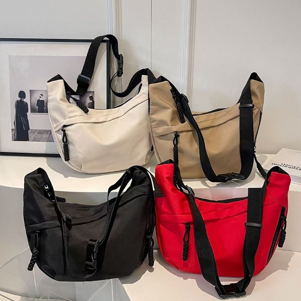 Practical shoulder bag with innovative carrying system
