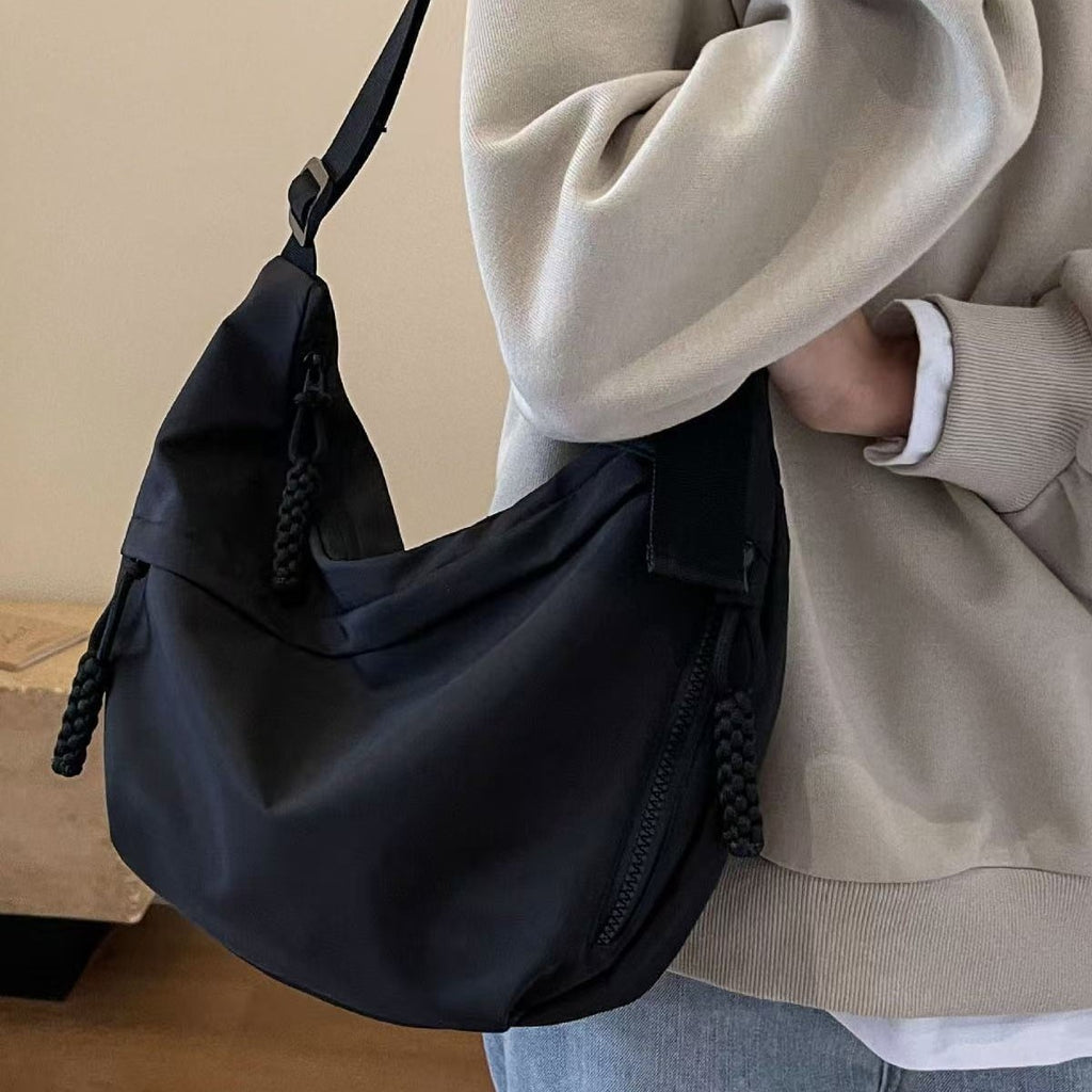 Practical shoulder bag with innovative carrying system