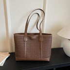 Fashionable tote bag with textured design