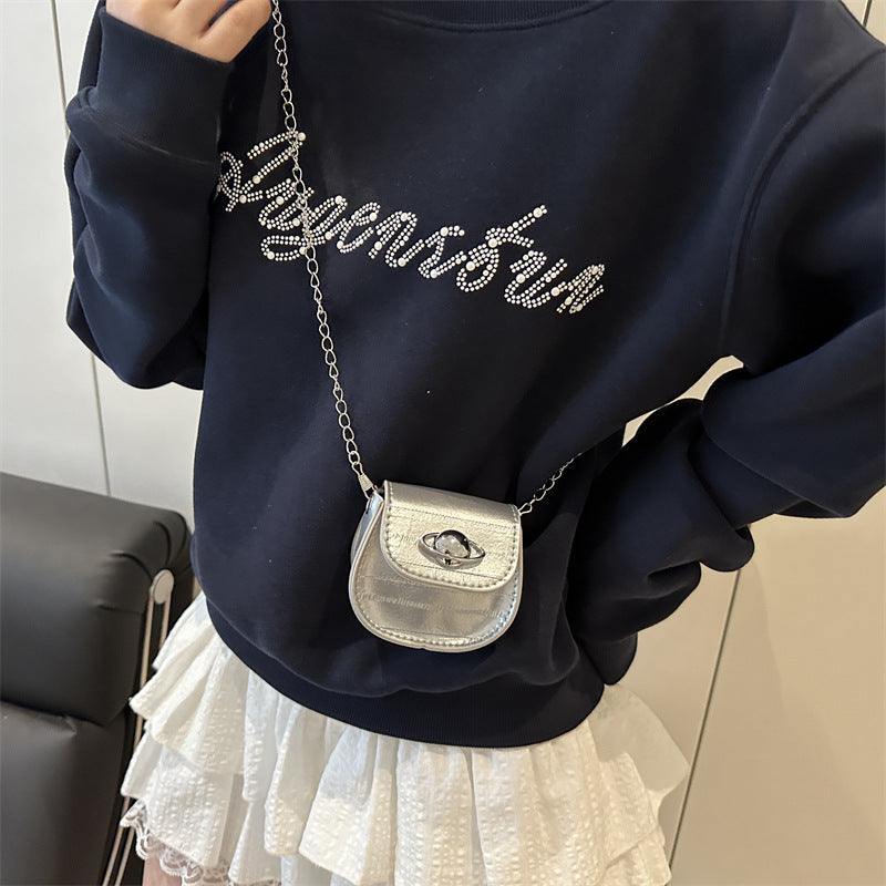 Women’s creative shoulder bag with unique magnetic closure