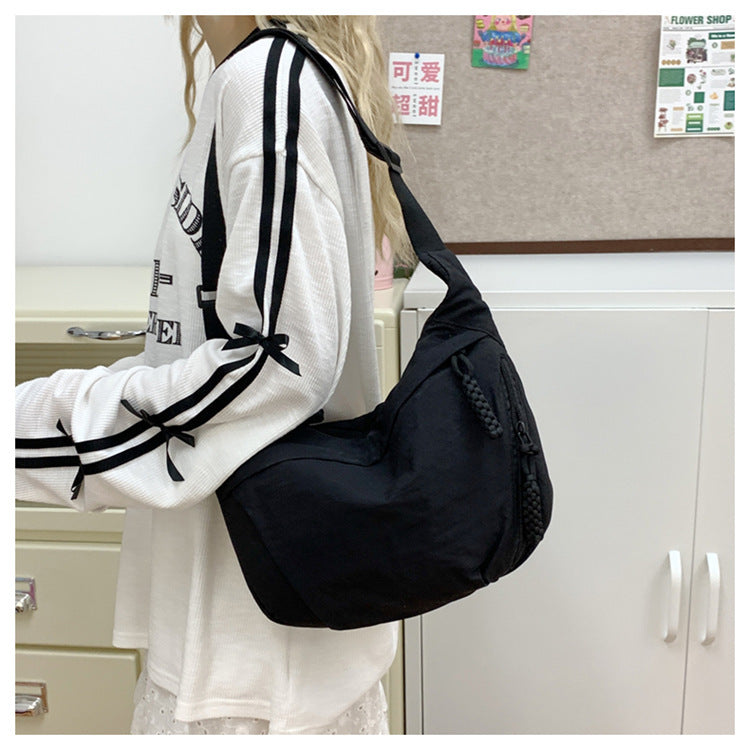 Comfortable shoulder bag with practical compartments