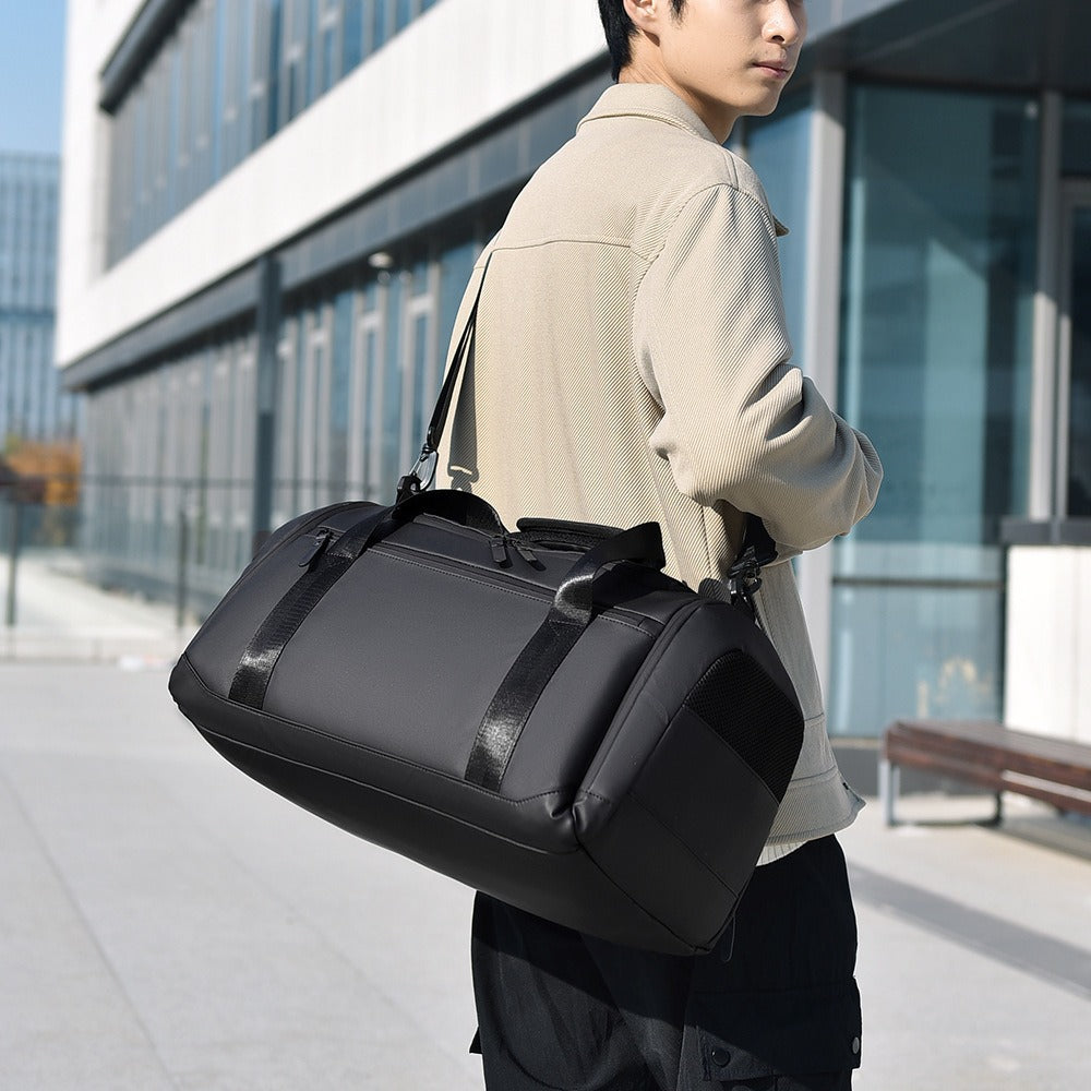 Everyday travel bag with spacious main compartment and innovative organization