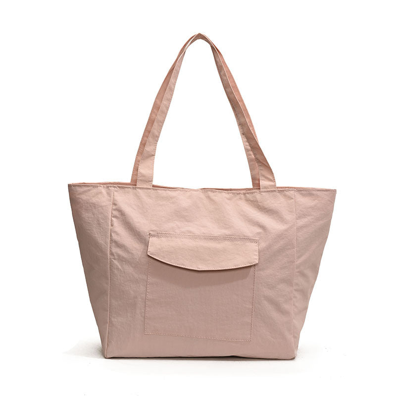 Spacious shopping bag with practical front pocket