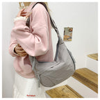 Comfortable shoulder bag with practical compartments
