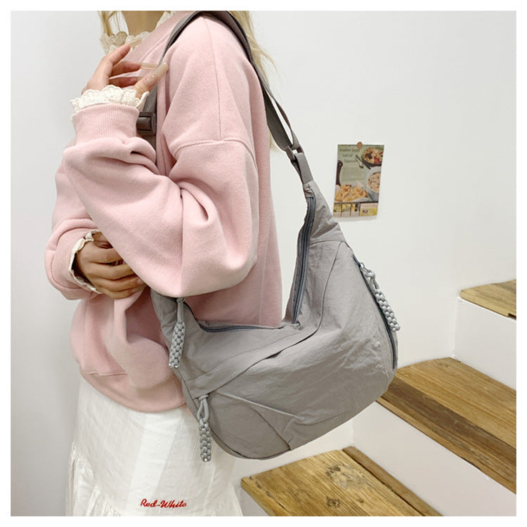 Comfortable shoulder bag with practical compartments