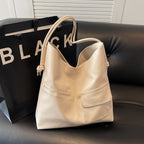 Casual tote bag with practical front pockets