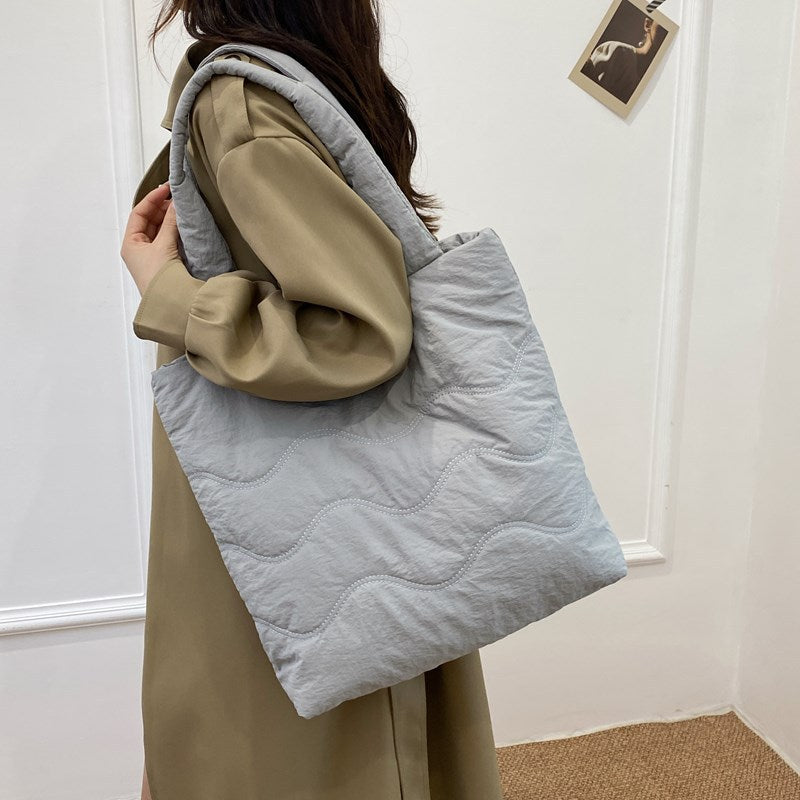Padded shoulder bag with wave design