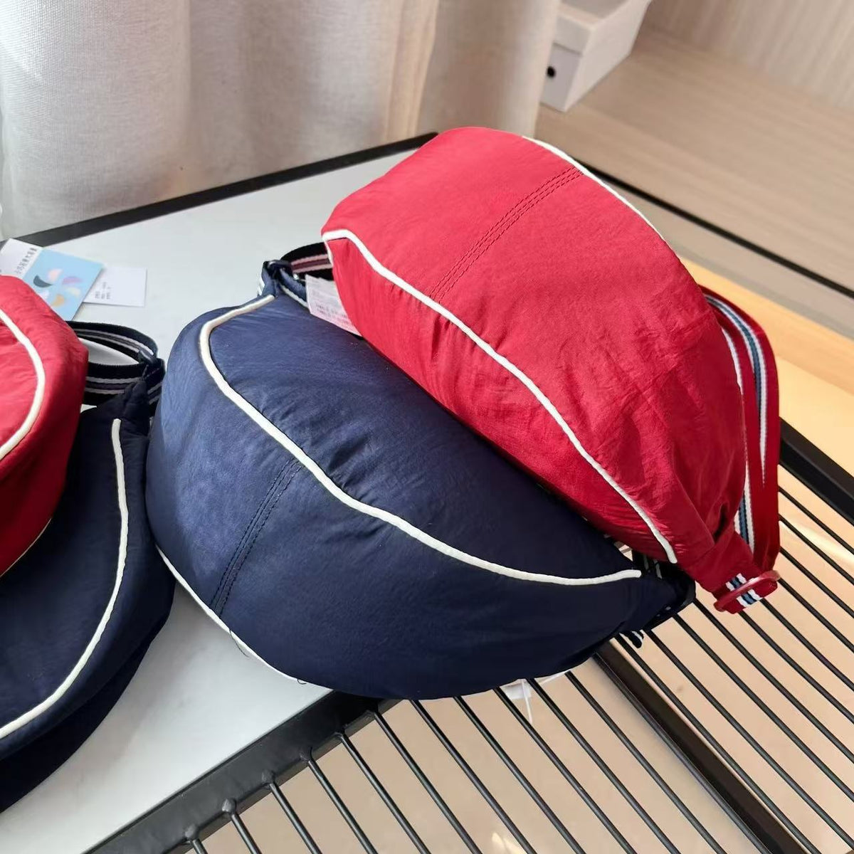 Shoulder bag with adjustable shoulder strap and versatile interior compartment