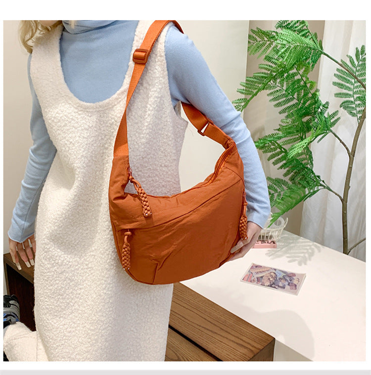 Comfortable shoulder bag with practical compartments