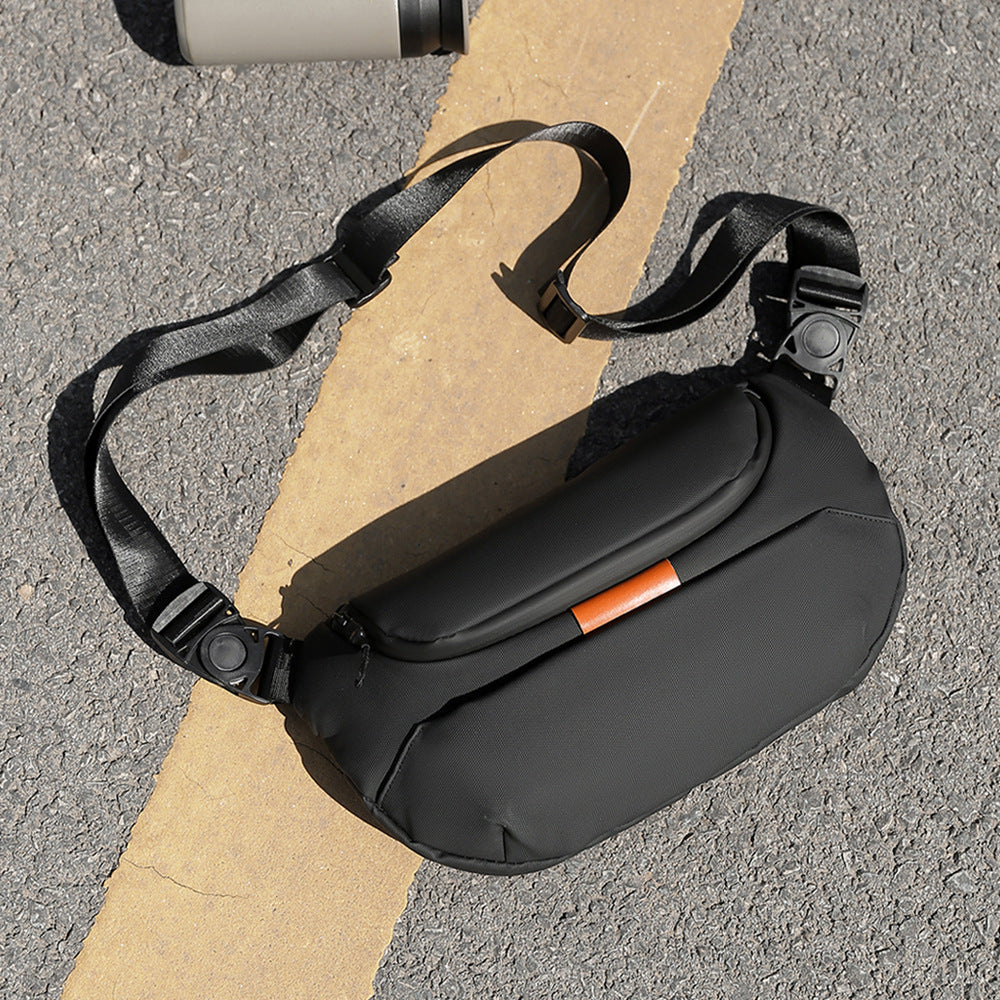 Sporty shoulder bag with versatile storage