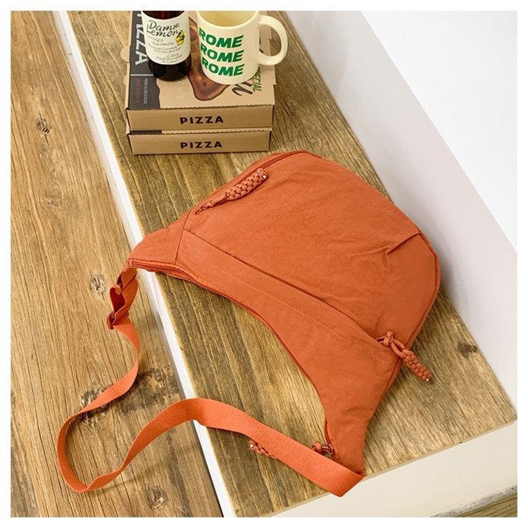 Comfortable shoulder bag with practical compartments