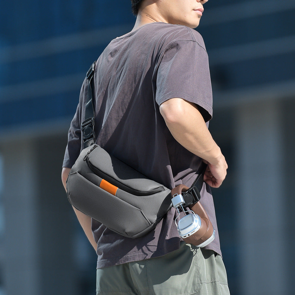 Sporty shoulder bag with versatile storage