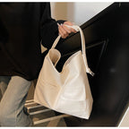 Casual tote bag with practical front pockets