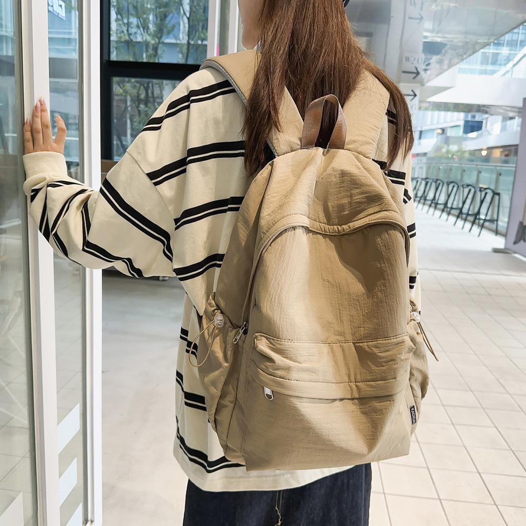 Sporty backpack with practical side pockets