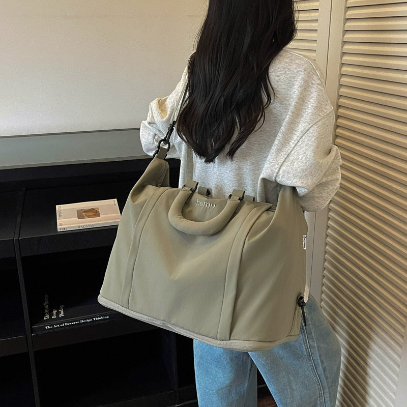 Chic Multi-Compartment Weekend Bag
