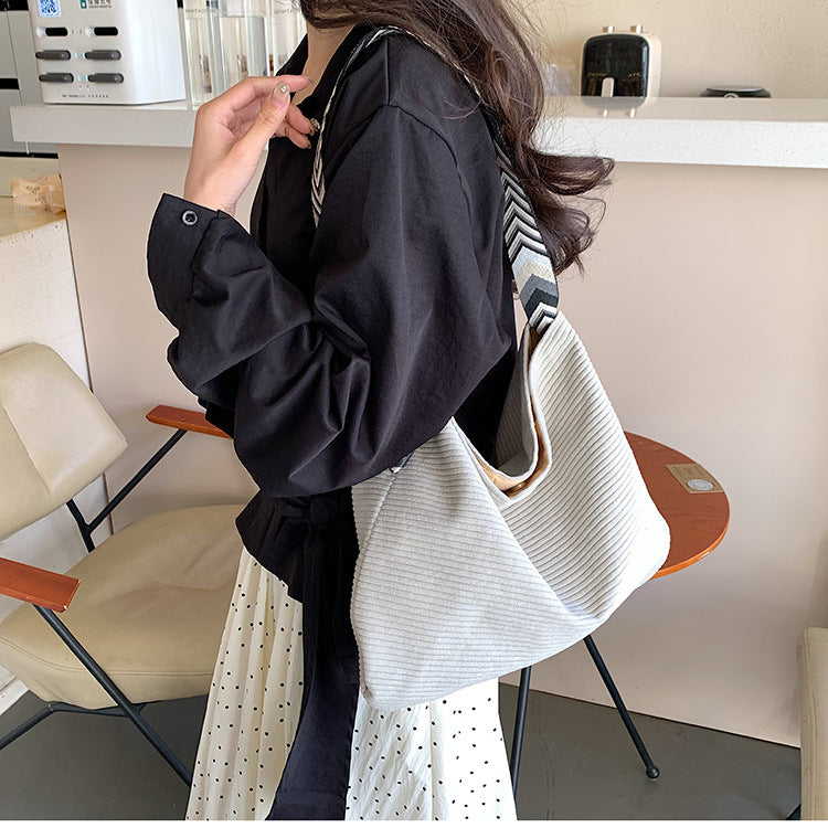 Casual shopper bag with fashionable shoulder strap