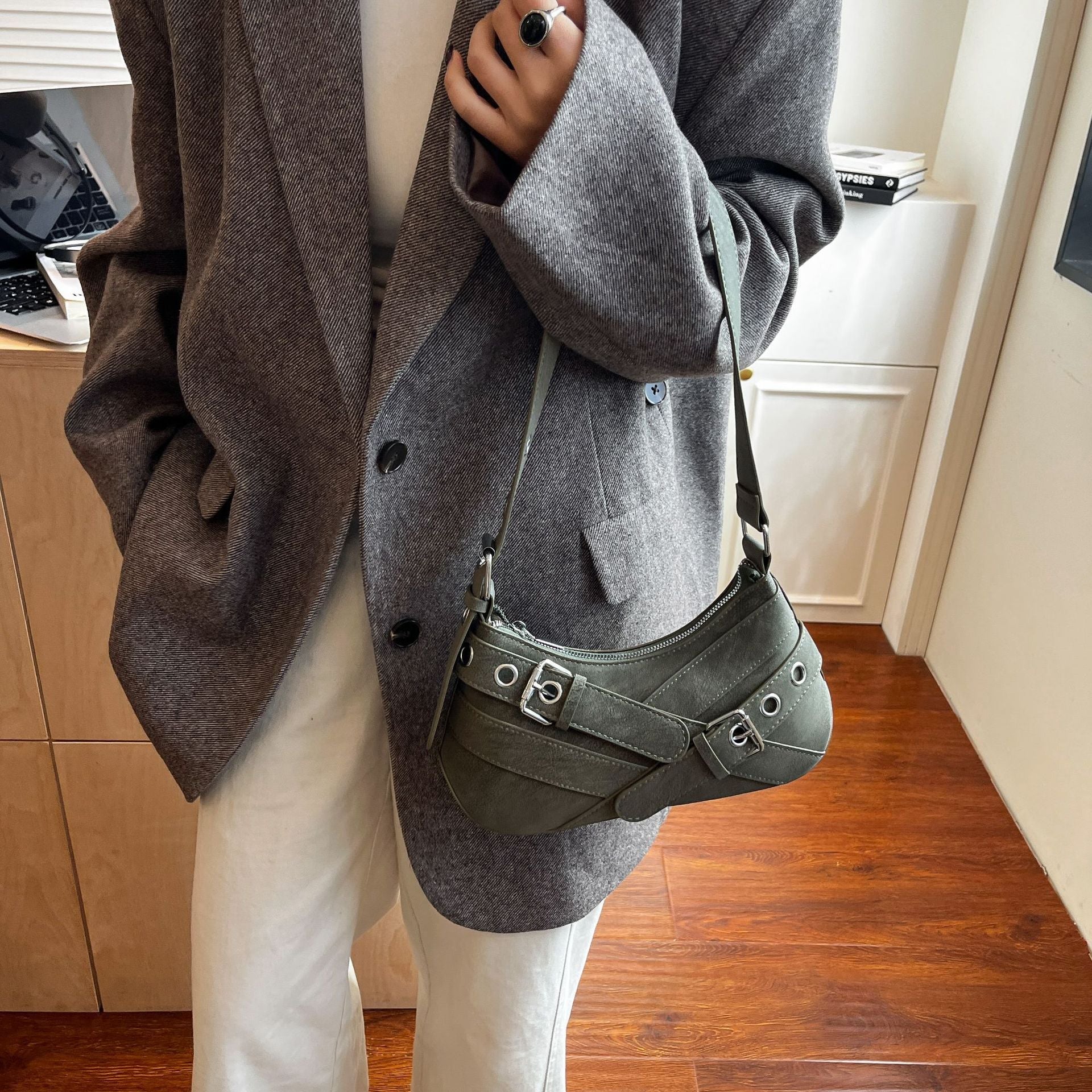 Women's fashionable shoulder bag made of soft suede leather with unique appliqué-https://detail.1688.com/offer/996722361329.html-Calm Wears-Braun-nothing-Calm Wears