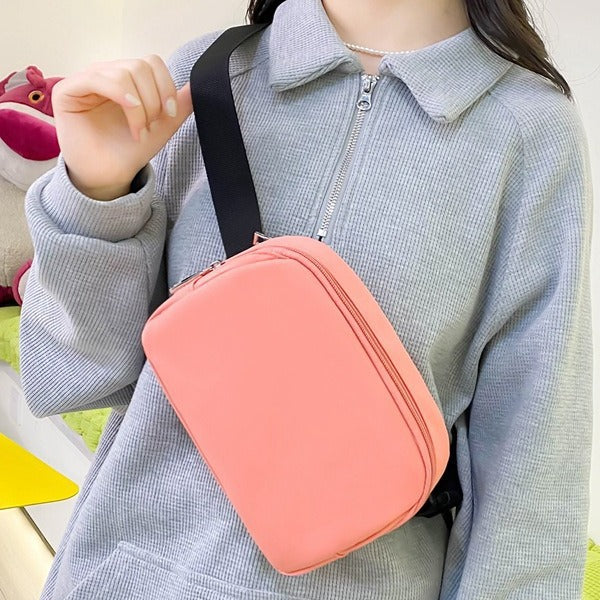 Fashionable fanny pack in minimalist form
