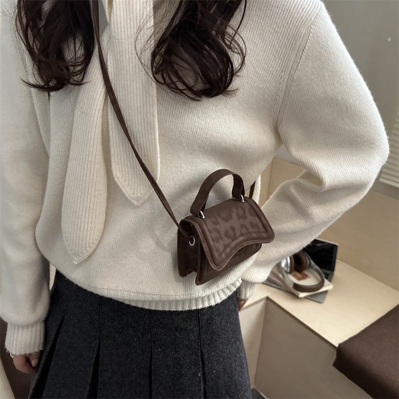 Ladies' mini handbag in retro style with removable shoulder strap