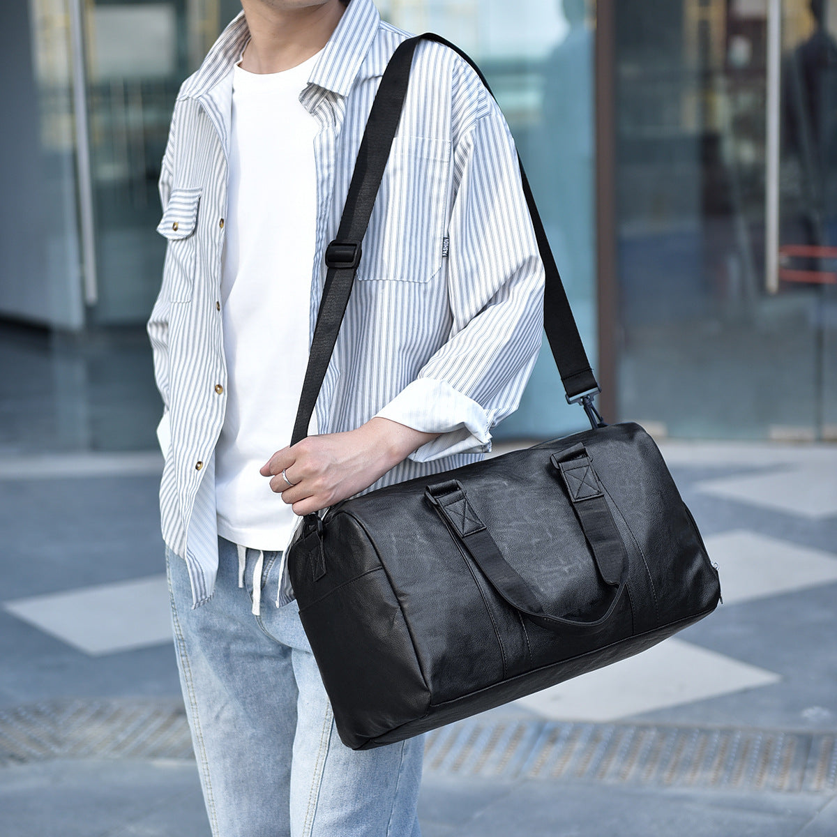Travel bag made of high-quality leather with robust carrying handles