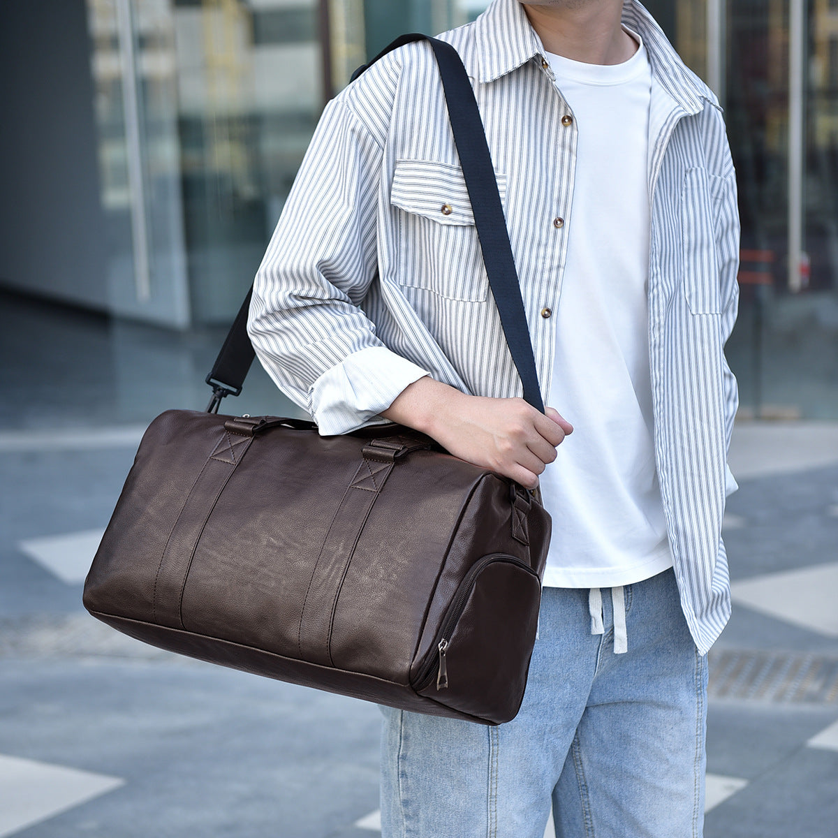 Travel bag made of high-quality leather with robust carrying handles