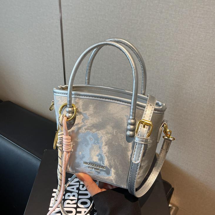 Women's Mini-Shopper Bag with Fashionable Chain Application-https://detail.1688.com/offer/895331662229.html-Calm Wears-Rosa-Size: With pendant-Calm Wears