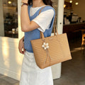 Fashionable tote bag with textured design