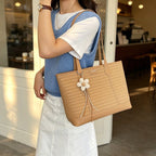 Fashionable tote bag with textured design