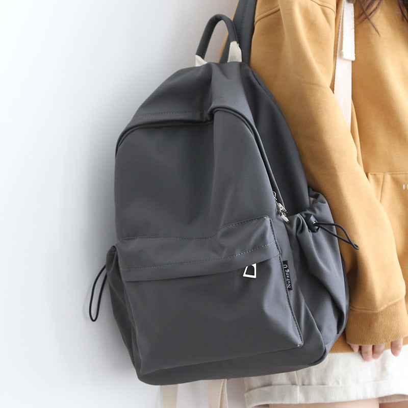 Practical backpack with innovative closure system