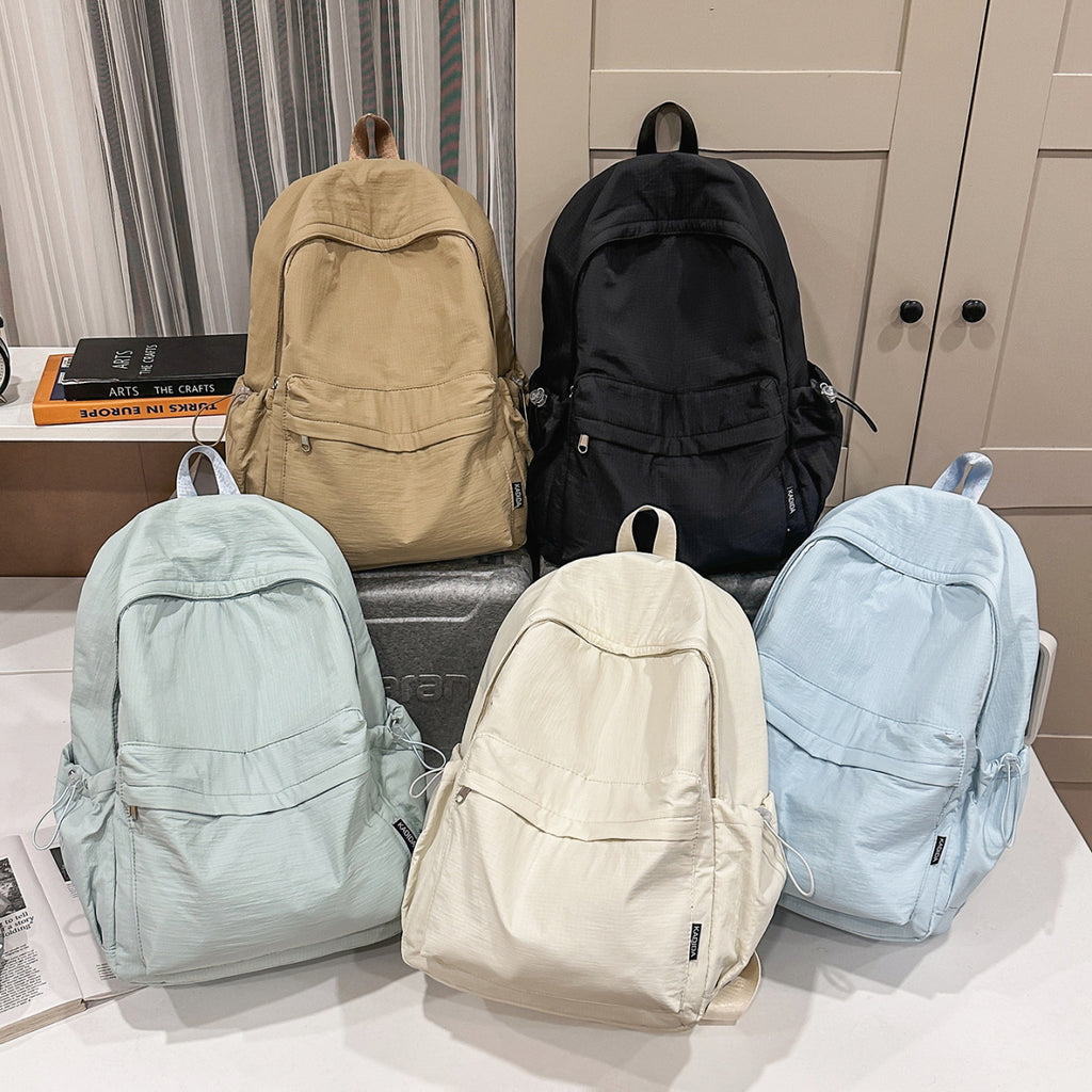 Sporty backpack with practical side pockets