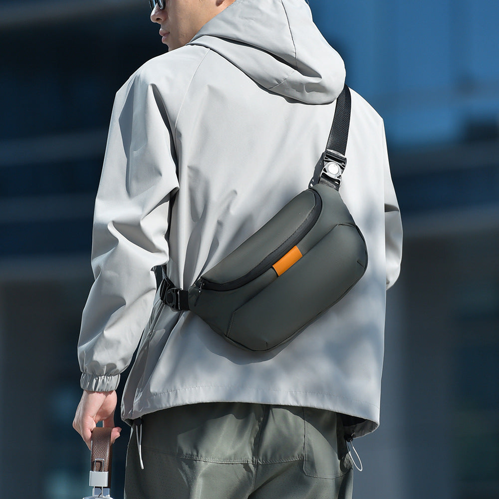 Sporty shoulder bag with versatile storage