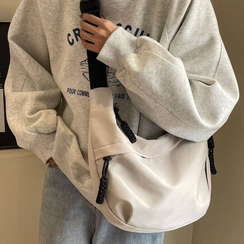 Practical shoulder bag with innovative carrying system